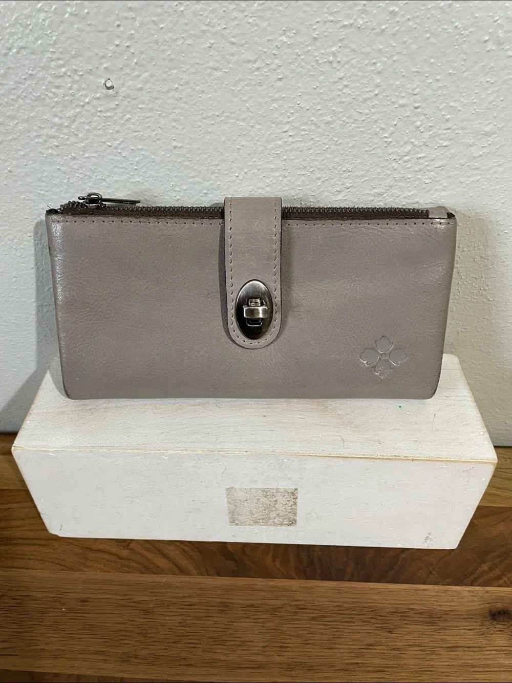 Patricia Nash Taupe Leather Wallet Turn Lock Magnetic Closure Organizer Card